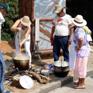 Personas preparando natilla en una olla